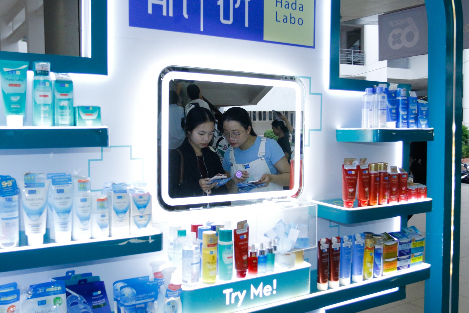 Khán giả khám phá booth của Nhà tài trợ HadaLabo