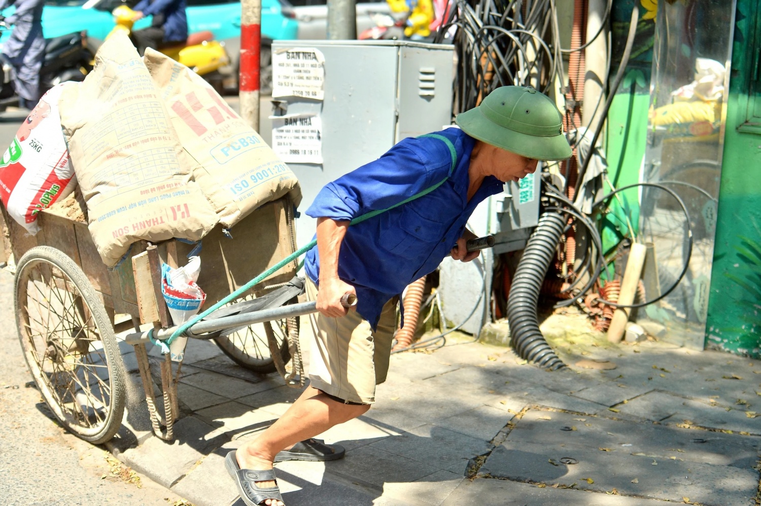 Bài 1: Người dân vật lộn với nắng nóng