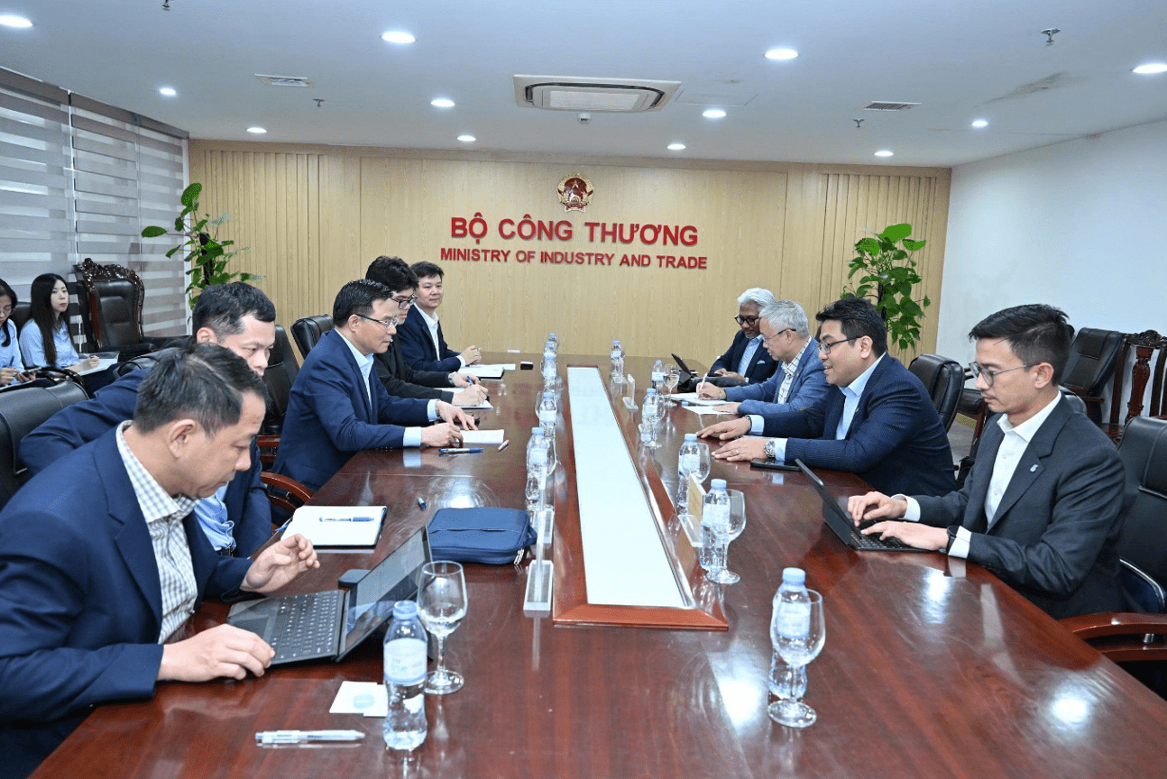 Minister Le Manh Hung holds talks with President and Group CEO of Malaysia’s Petronas