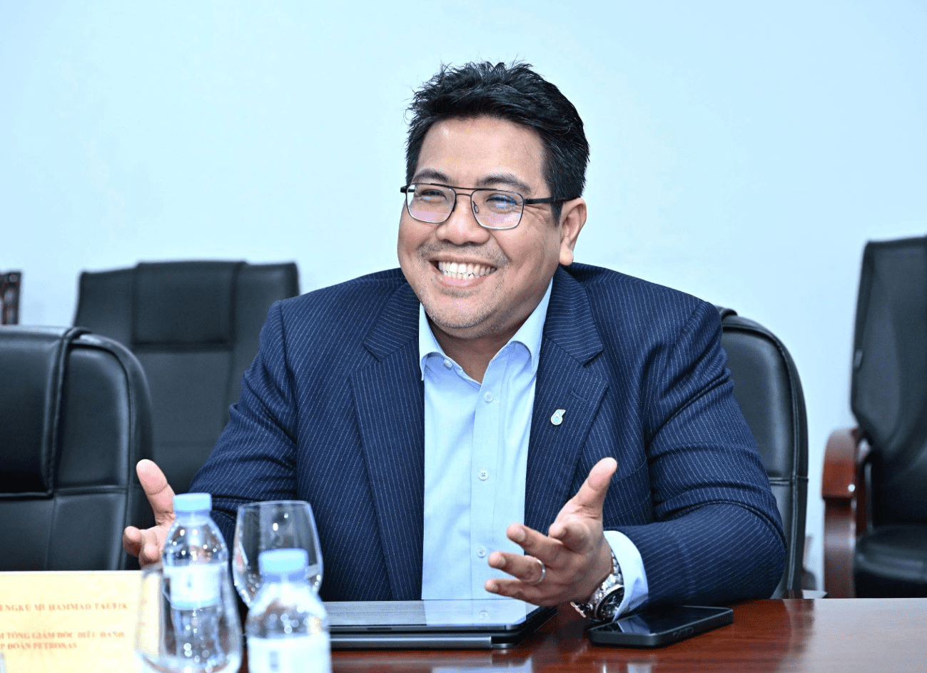 Minister Le Manh Hung holds talks with President and Group CEO of Malaysia’s Petronas
