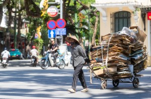 Người dân Thủ đô chật vật trong nắng nóng hơn 40 độ