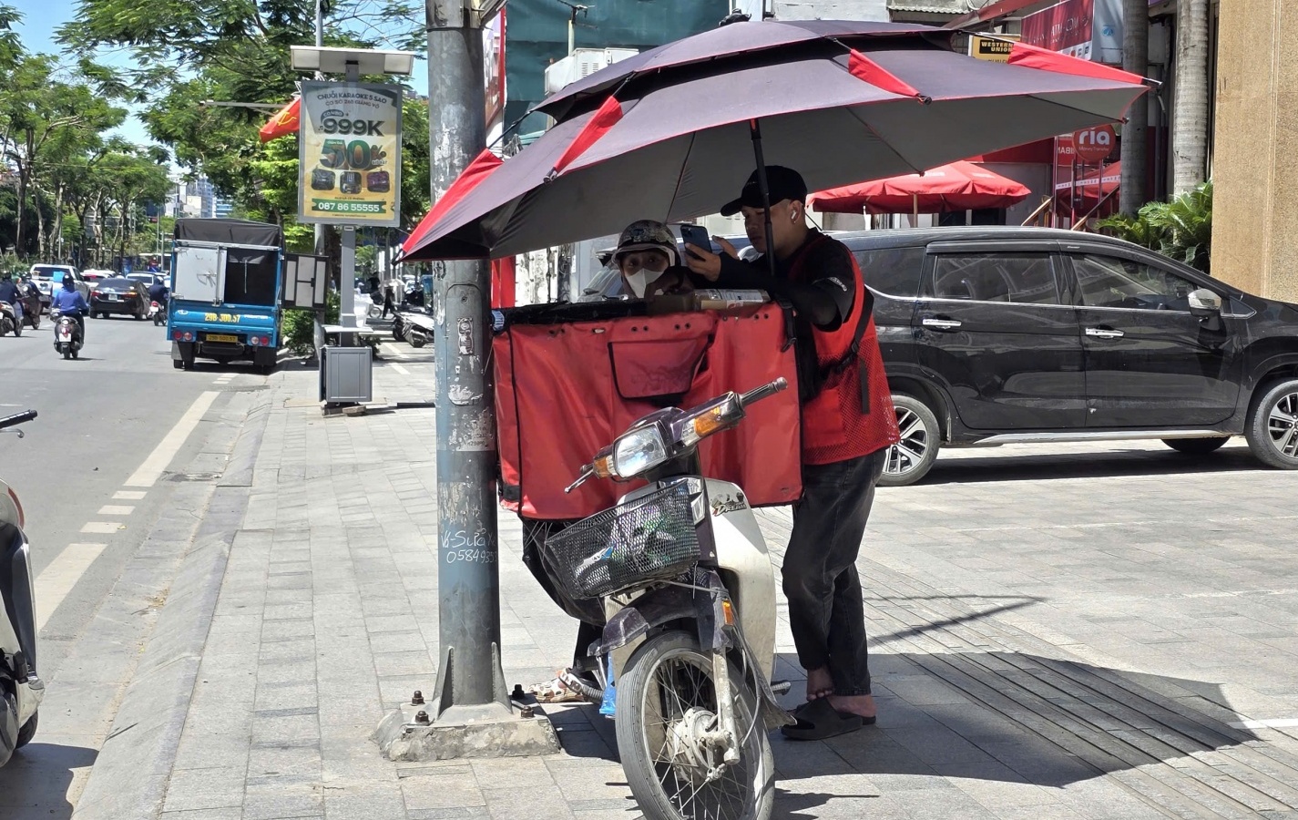 Bài 2: Người dân, doanh nghiệp căng mình chống nóng, lo mất điện giờ cao điểm
