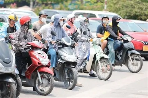 Bài 2: Người dân, doanh nghiệp căng mình chống nóng, lo mất điện giờ cao điểm
