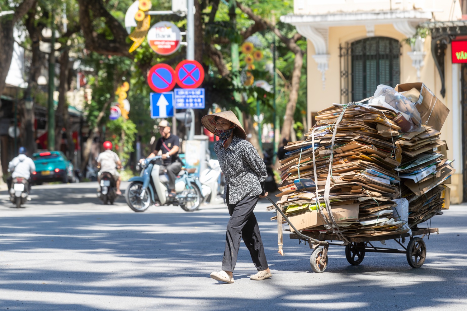 Người dân Thủ đô chật vật trong nắng nóng hơn 40 độ