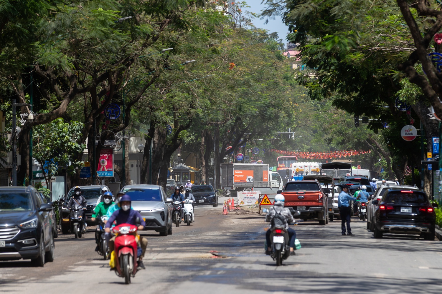 Người dân Thủ đô chật vật trong nắng nóng hơn 40 độ