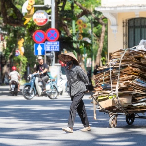 Người dân Thủ đô chật vật trong nắng nóng hơn 40 độ