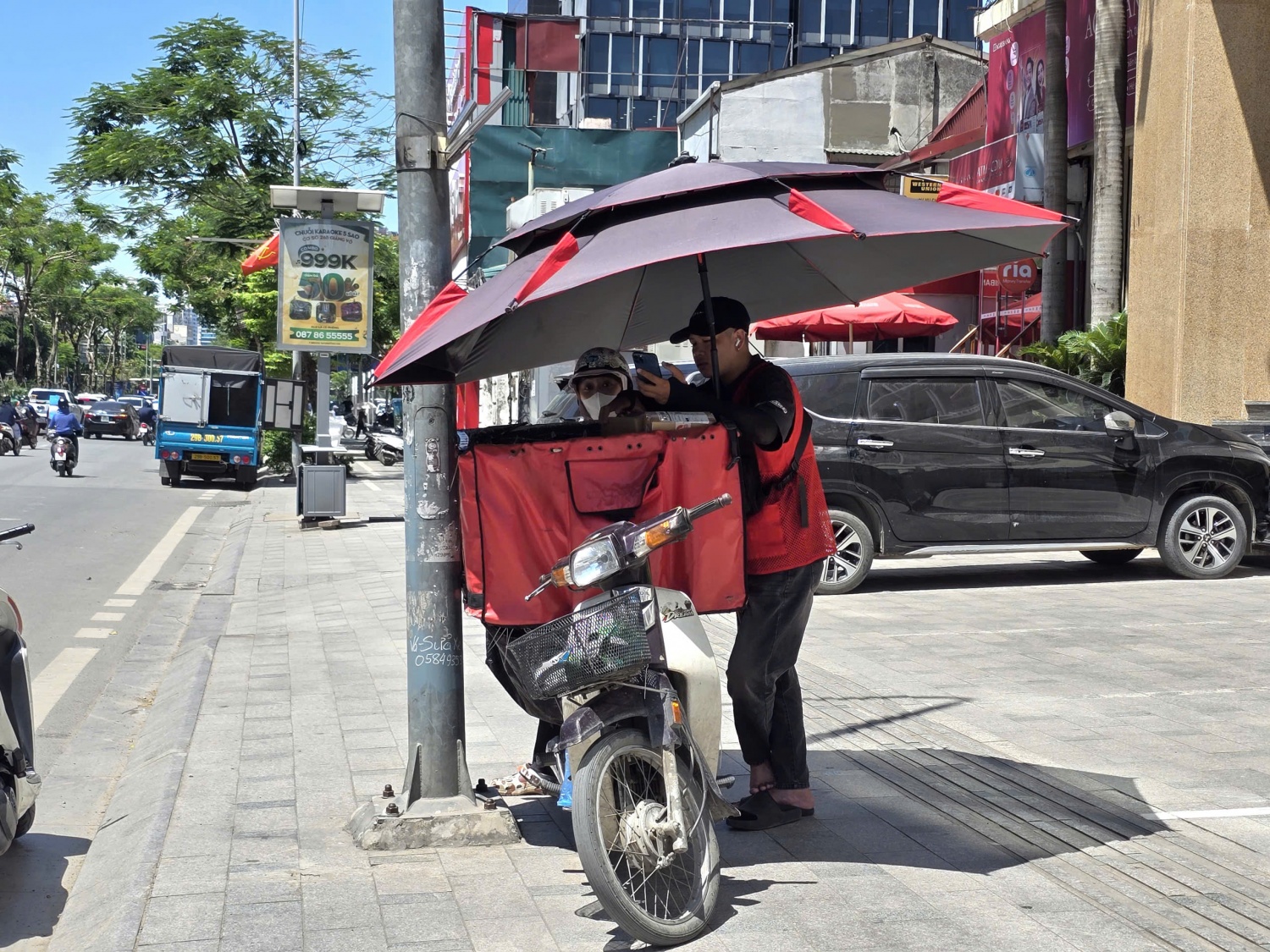Bài 2: Người dân, doanh nghiệp căng mình chống nóng, lo mất điện giờ cao điểm