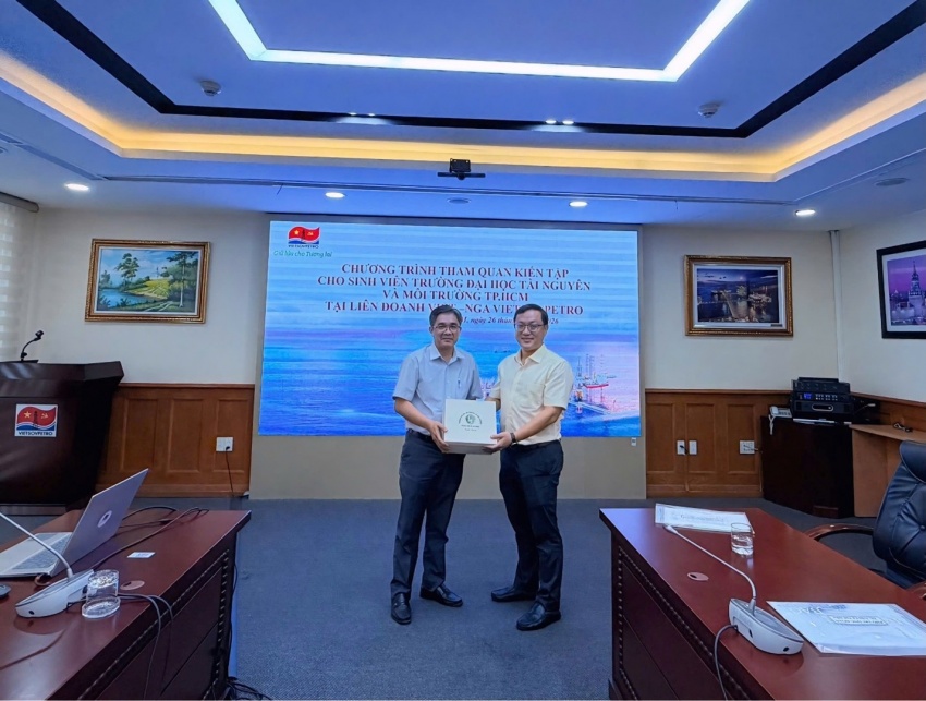 Sinh viên Đại học Tài nguyên và Môi trường TP.HCM tham quan, tìm hiểu thực tế về Vietsovpetro Sinh viên Trường Đại học Tài nguyên và Môi trường TP HCM tham quan, tìm hiểu thực tế về Vietsovpetro