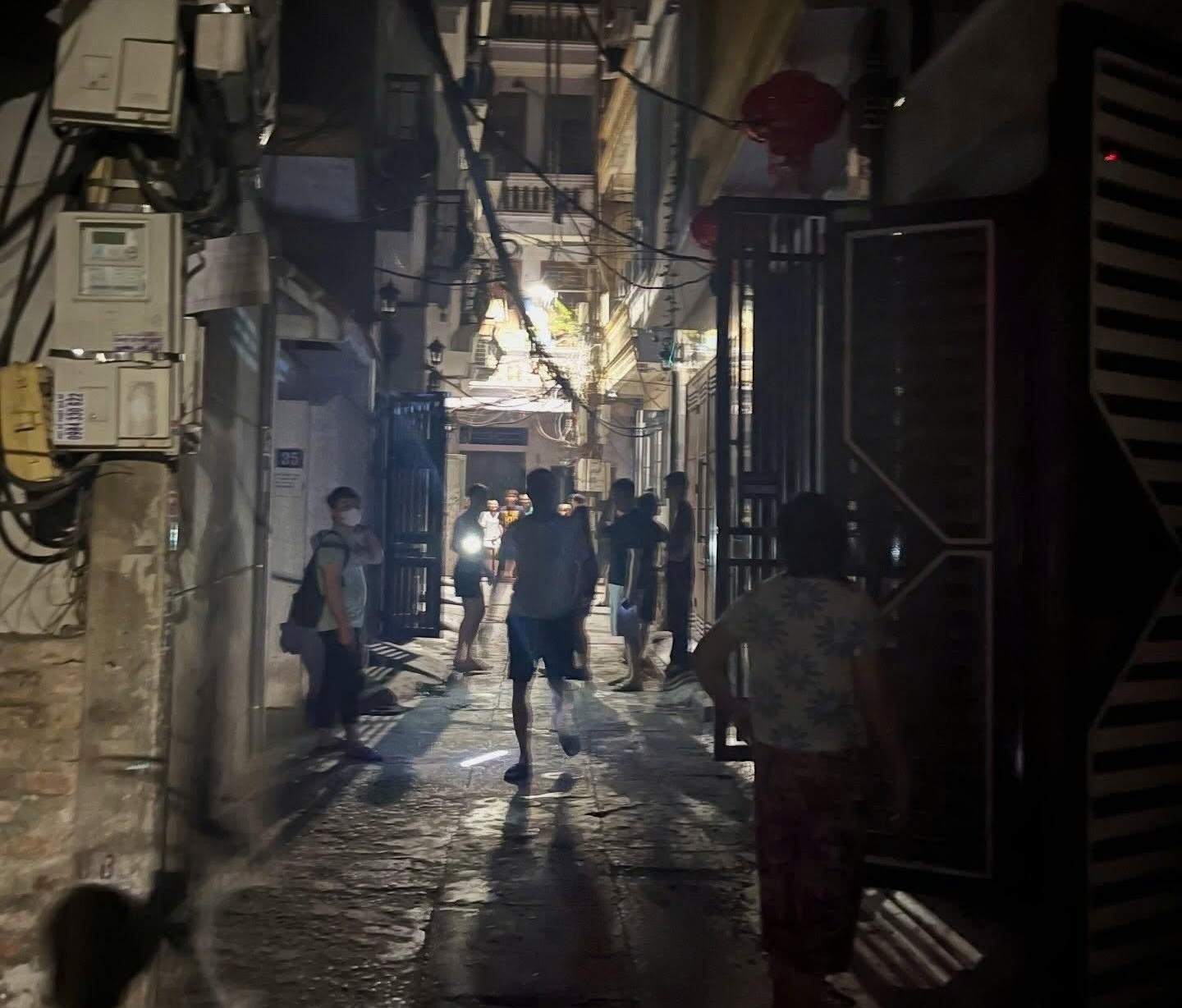 Hà Nội mất điện giữa “chảo lửa” đầu hè: Bi hài cảnh Thủ đô đi trú nóng trong đêm Hà Nội mất điện giữa