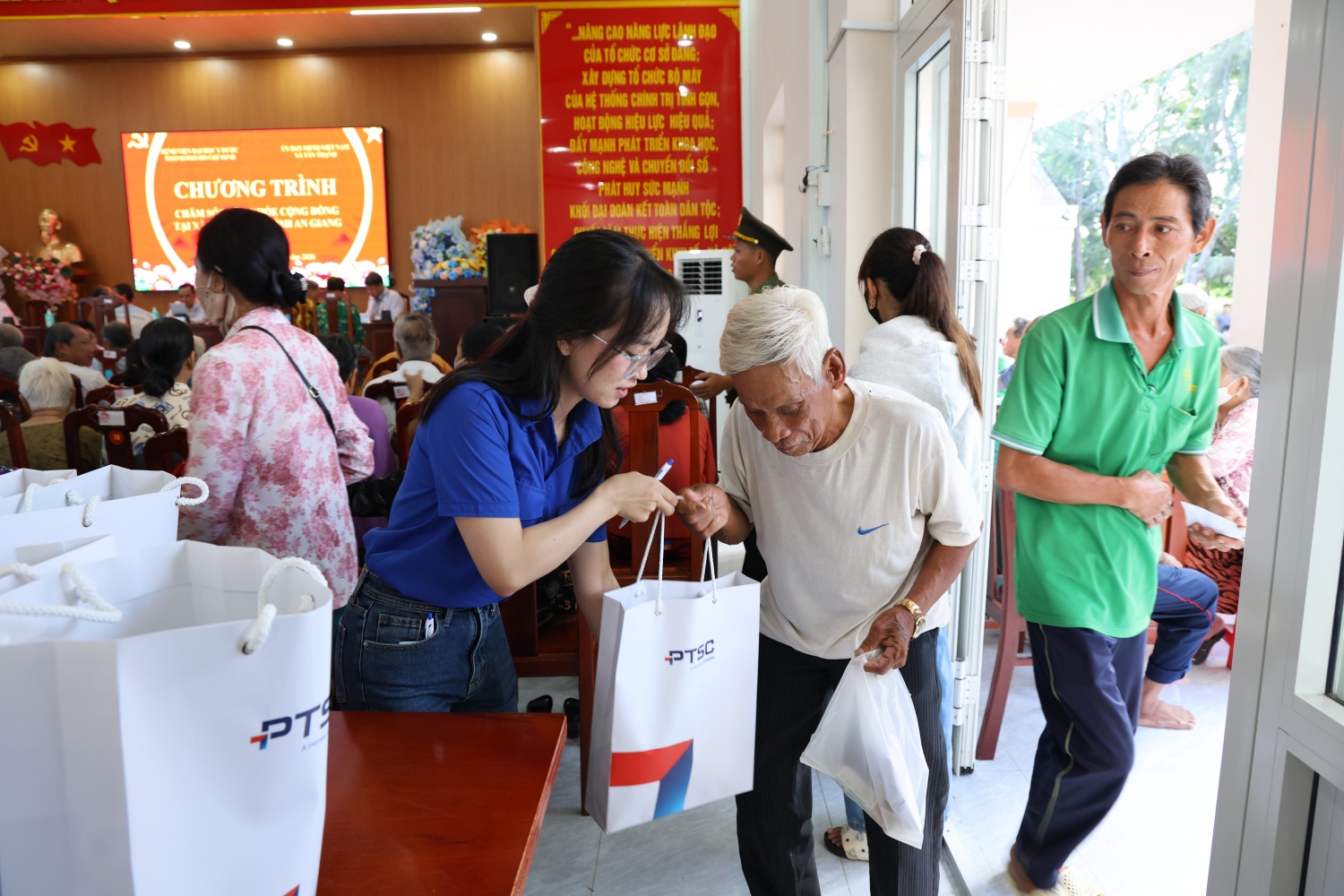 Người lao động PTSC tham gia hỗ trợ, hướng dẫn người dân đến thăm khám tại chương trình