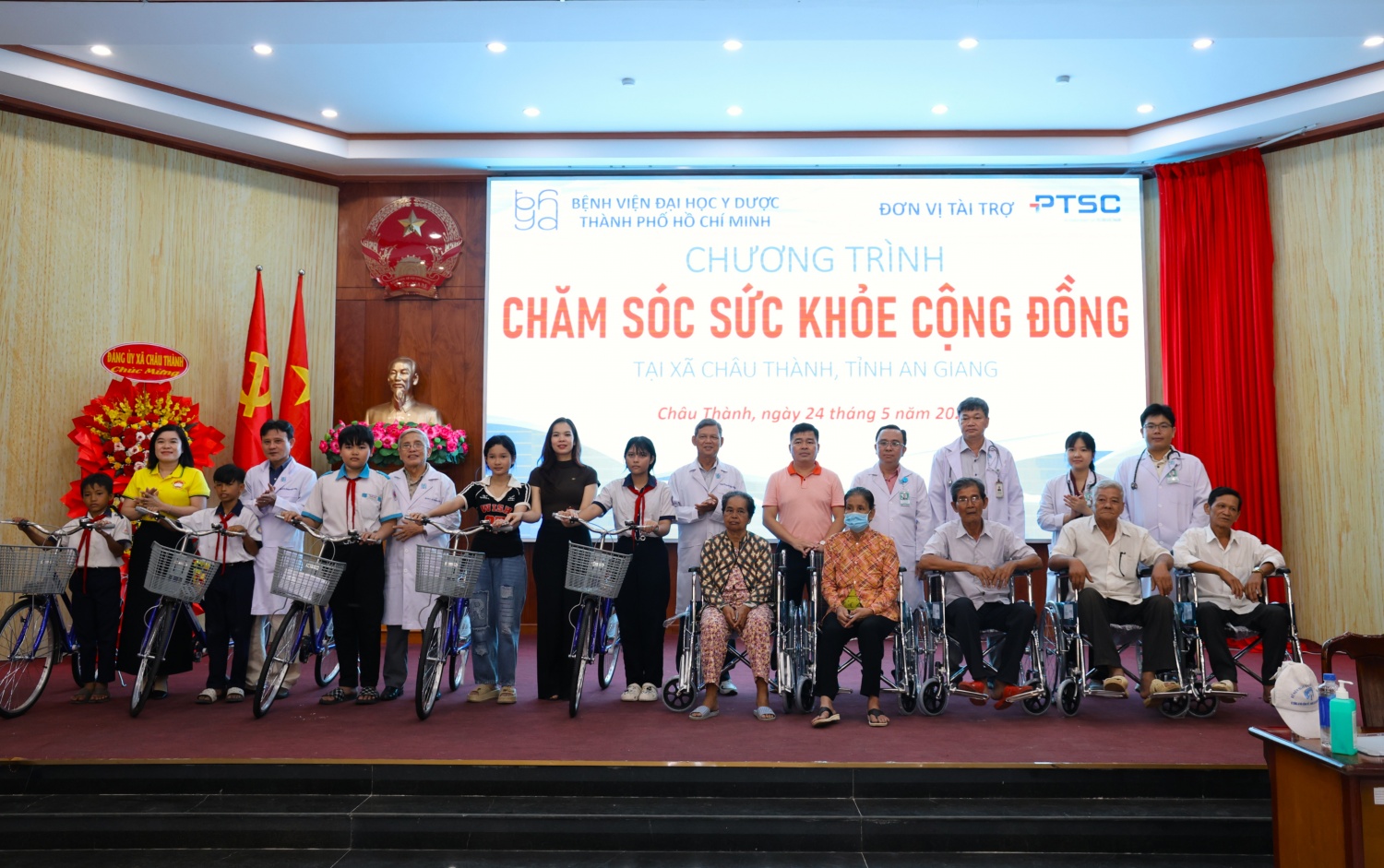 Đại diện PTSC, Bệnh viện Đại học Y dược TP. Hồ Chí Minh và địa phương trao quà cho người dân tại xã Châu Thành
