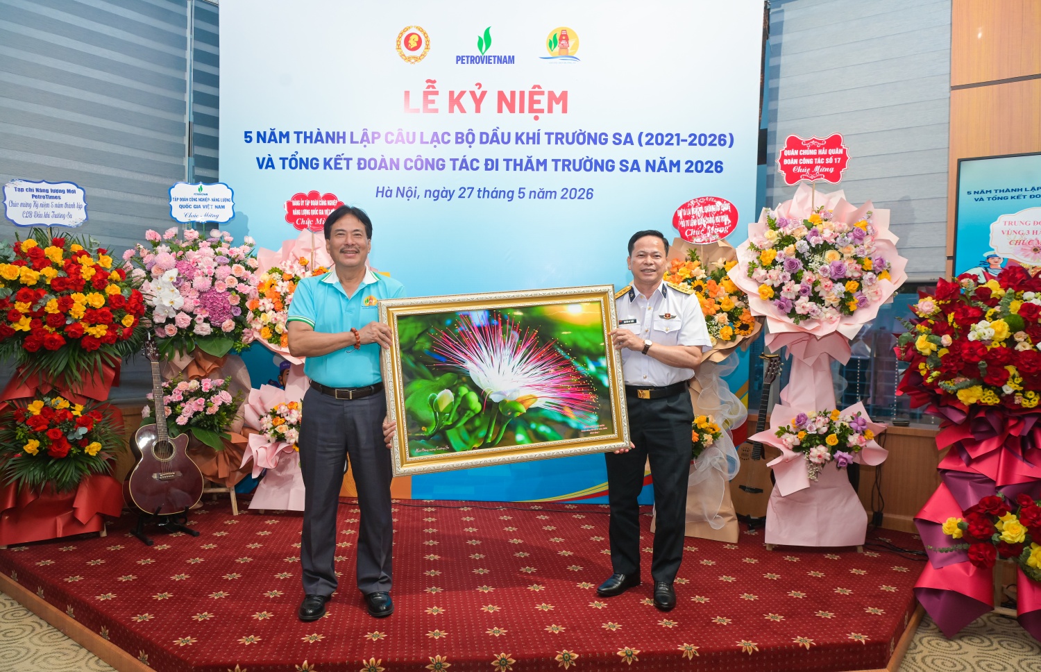 Đại tá Nguyễn Duy Kiều - Phó Chủ nhiệm Hậu cần Kỹ thuật Quân chủng Hải quân đã đại diện trao hoa và quà chúc mừng, thể hiện tình cảm gắn bó, đồng hành giữa Quân chủng Hải quân và Petrovietnam trong các hoạt động hướng về biển đảo quê hương. Đại tá Nguyễn Duy Kiều - Phó Chủ nhiệm Hậu cần Kỹ thuật Quân chủng Hải quân đã đại diện trao hoa và quà chúc mừng, thể hiện tình cảm gắn bó, đồng hành giữa Quân chủng Hải quân và Petrovietnam trong các hoạt động hướng về biển đảo quê hương.