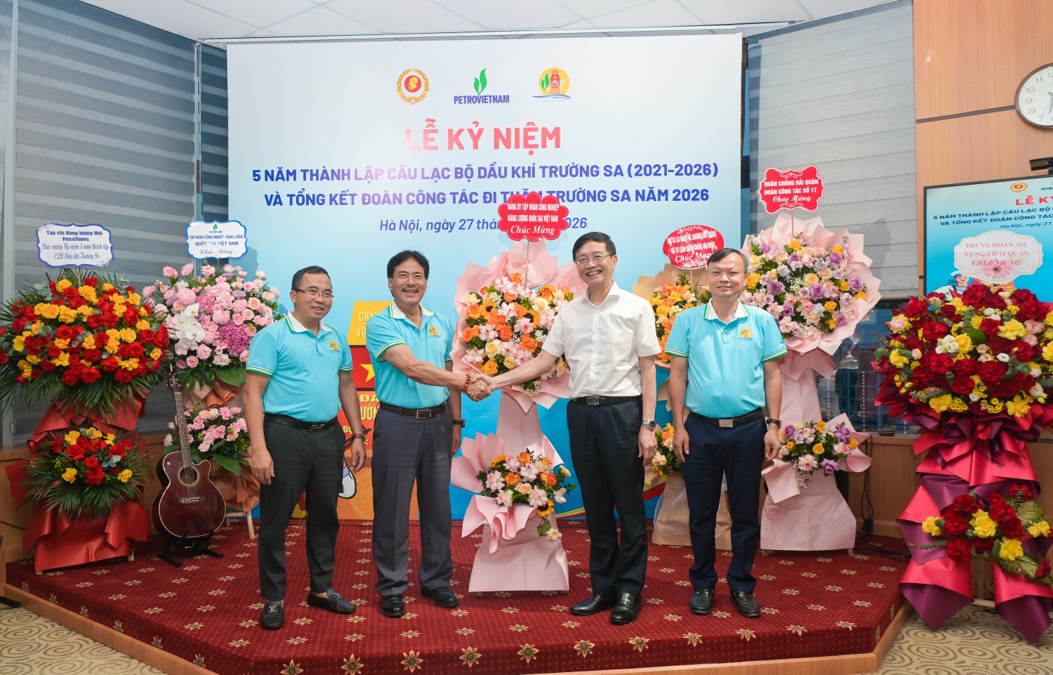 Anh hùng Lao động, TS Nguyễn Hùng Dũng - Chủ nhiệm CLB Dầu khí Trường Sa tặng hoa tri ân ác tập thể, cá nhân có nhiều đóng góp cho quá trình hình thành và phát triển của CLB. Anh hùng Lao động, TS Nguyễn Hùng Dũng - Chủ nhiệm CLB Dầu khí Trường Sa tặng hoa tri ân ác tập thể, cá nhân có nhiều đóng góp cho quá trình hình thành và phát triển của CLB.