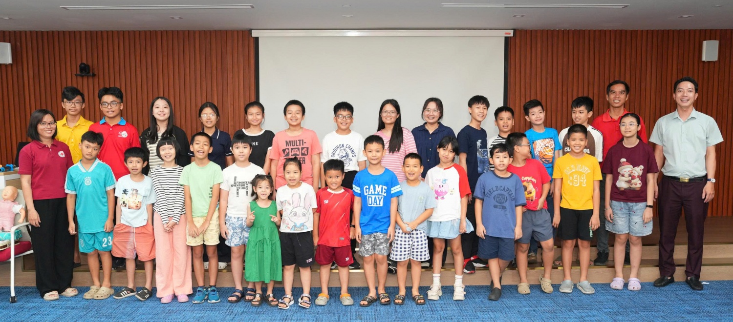 Các em nhỏ hào hứng tham gia lớp tập huấn “Chiến binh nhí an toàn”