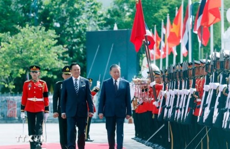 Lễ đón trọng thể Tổng Bí thư, Chủ tịch nước và Phu nhân thăm chính thức Vương quốc Thái Lan