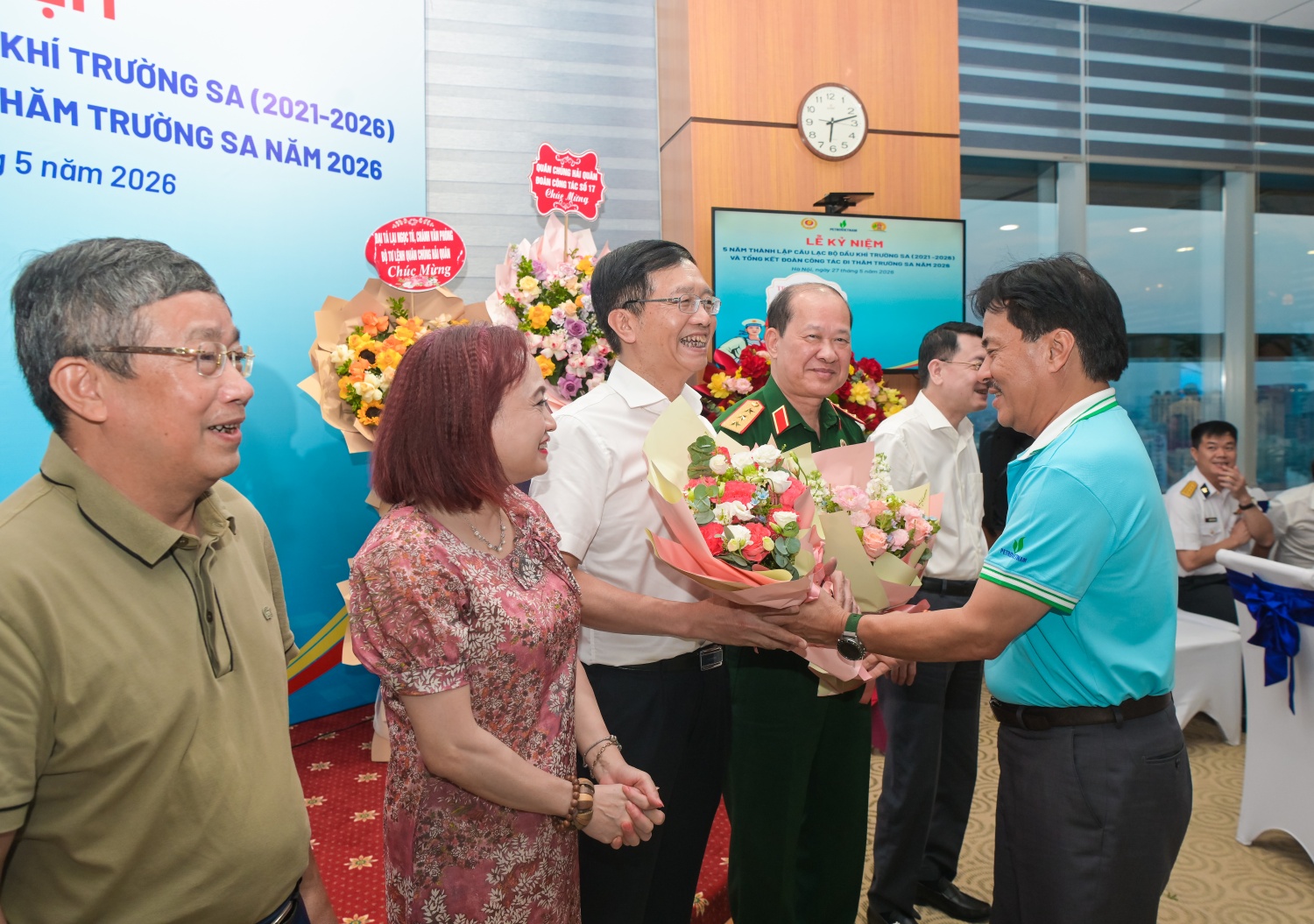 Anh hùng Lao động, TS Nguyễn Hùng Dũng - Chủ nhiệm CLB Dầu khí Trường Sa tặng hoa tri ân ác tập thể, cá nhân có nhiều đóng góp cho quá trình hình thành và phát triển của CLB. Anh hùng Lao động, TS Nguyễn Hùng Dũng - Chủ nhiệm CLB Dầu khí Trường Sa tặng hoa tri ân ác tập thể, cá nhân có nhiều đóng góp cho quá trình hình thành và phát triển của CLB.