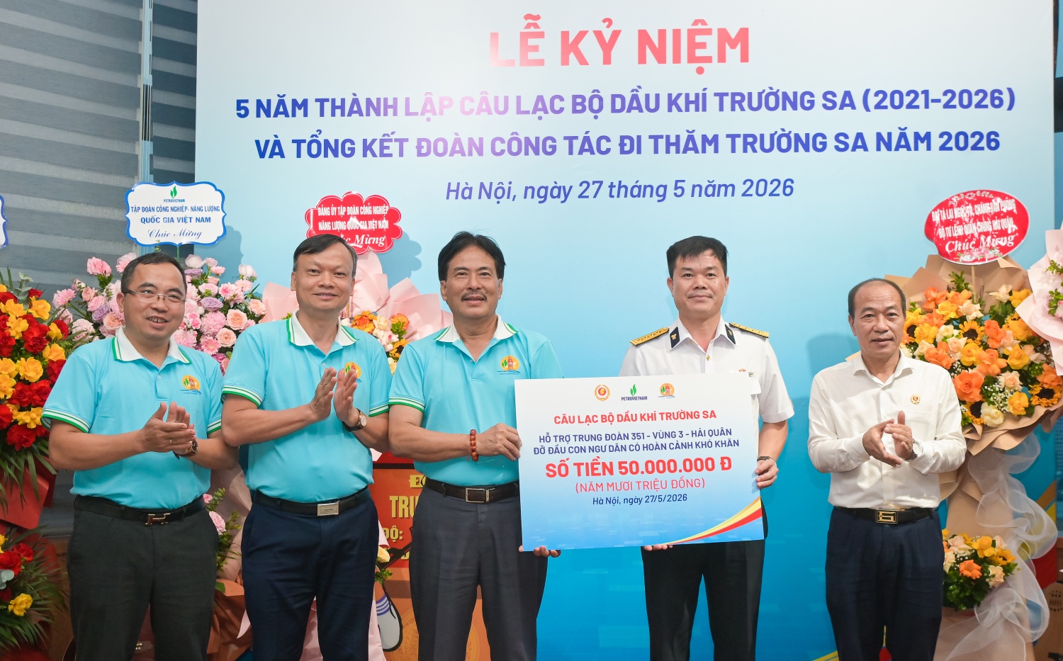 CLB Dầu khí Trường Sa trao hỗ trợ 50 triệu đồng do các thành viên CLB quyên góp để gửi tới bà con ngư dân khó khăn. CLB Dầu khí Trường Sa trao hỗ trợ 50 triệu đồng do các thành viên CLB quyên góp để gửi tới bà con ngư dân khó khăn.