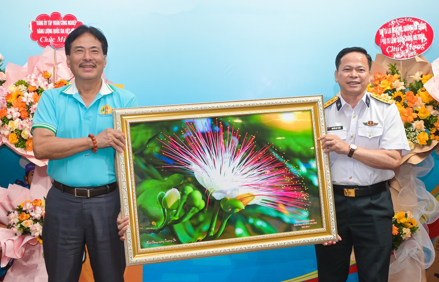 Đại tá Nguyễn Duy Kiều - Phó Chủ nhiệm Hậu cần Kỹ thuật Quân chủng Hải quân đã đại diện trao hoa và quà chúc mừng, thể hiện tình cảm gắn bó, đồng hành giữa Quân chủng Hải quân và Petrovietnam trong các hoạt động hướng về biển đảo quê hương. Đại tá Nguyễn Duy Kiều - Phó Chủ nhiệm Hậu cần Kỹ thuật Quân chủng Hải quân đã đại diện trao hoa và quà chúc mừng, thể hiện tình cảm gắn bó, đồng hành giữa Quân chủng Hải quân và Petrovietnam trong các hoạt động hướng về biển đảo quê hương.