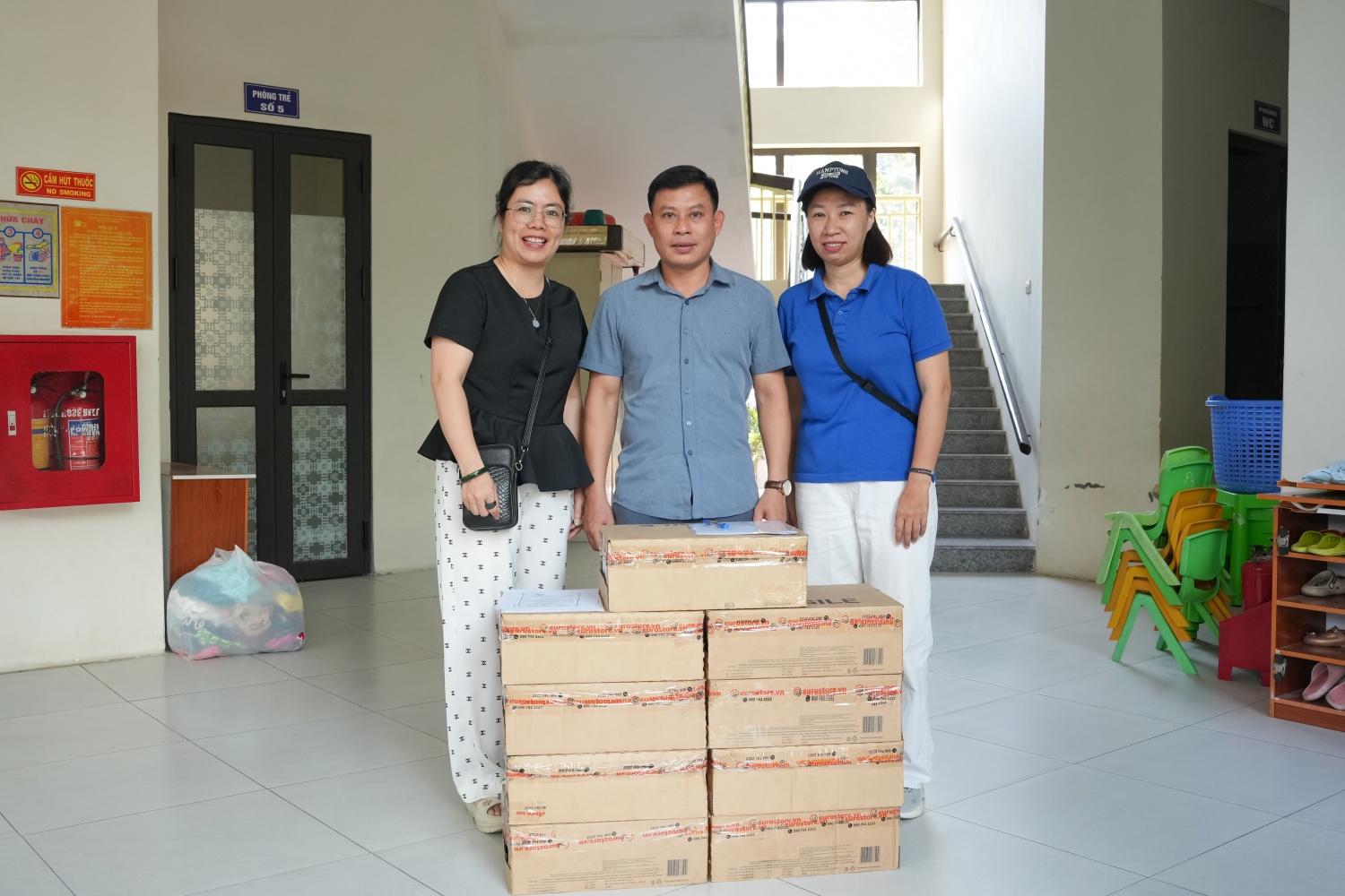 Đại diện Trung tâm bảo trợ xã hội 3 (Hà Nội) đón nhận phần quà