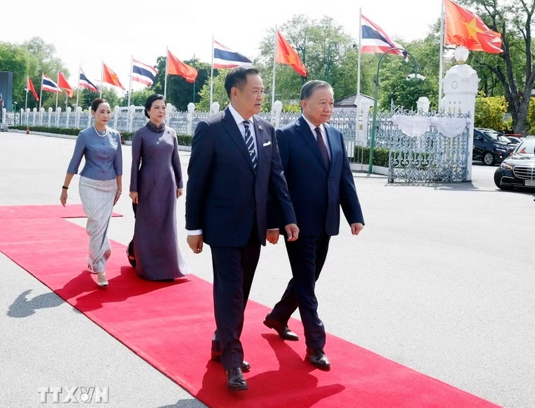 Lễ đón trọng thể Tổng Bí thư, Chủ tịch nước và Phu nhân thăm chính thức Vương quốc Thái Lan