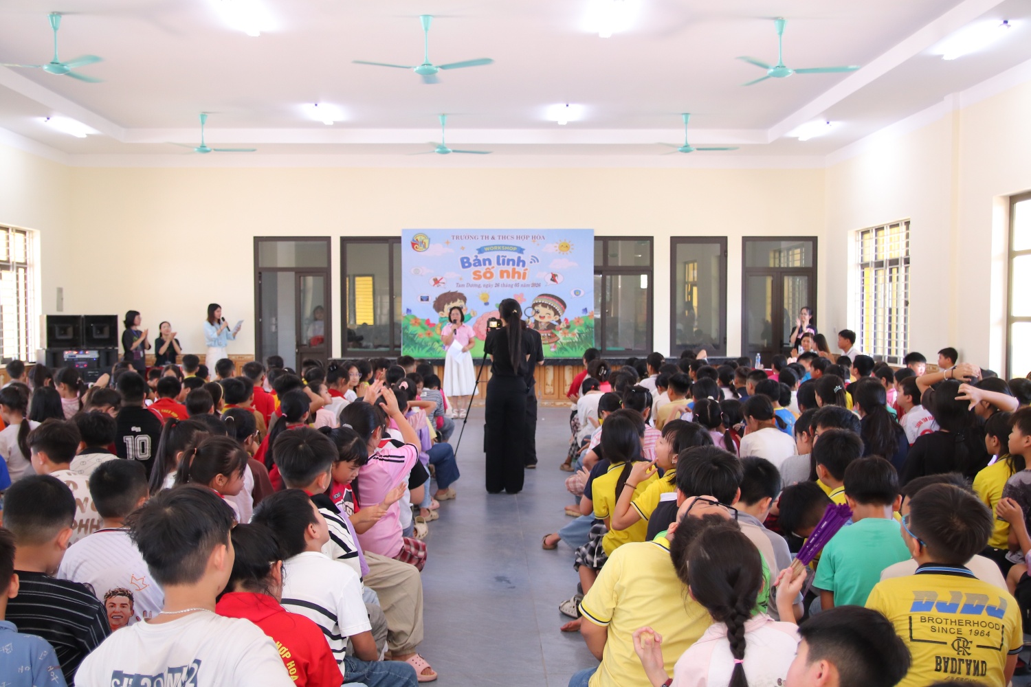 Không khí sôi động tại điểm trường tiểu học và trung học cơ sở Hợp Hòa - nơi tổ chức sự kiện (Ảnh: Lê Trang)