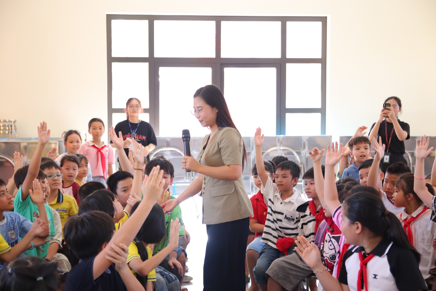 Các em hào hứng trả lời các câu hỏi về cách lựa chọn nội dung lành mạnh của diễn giả (Ảnh: Lê Trang)