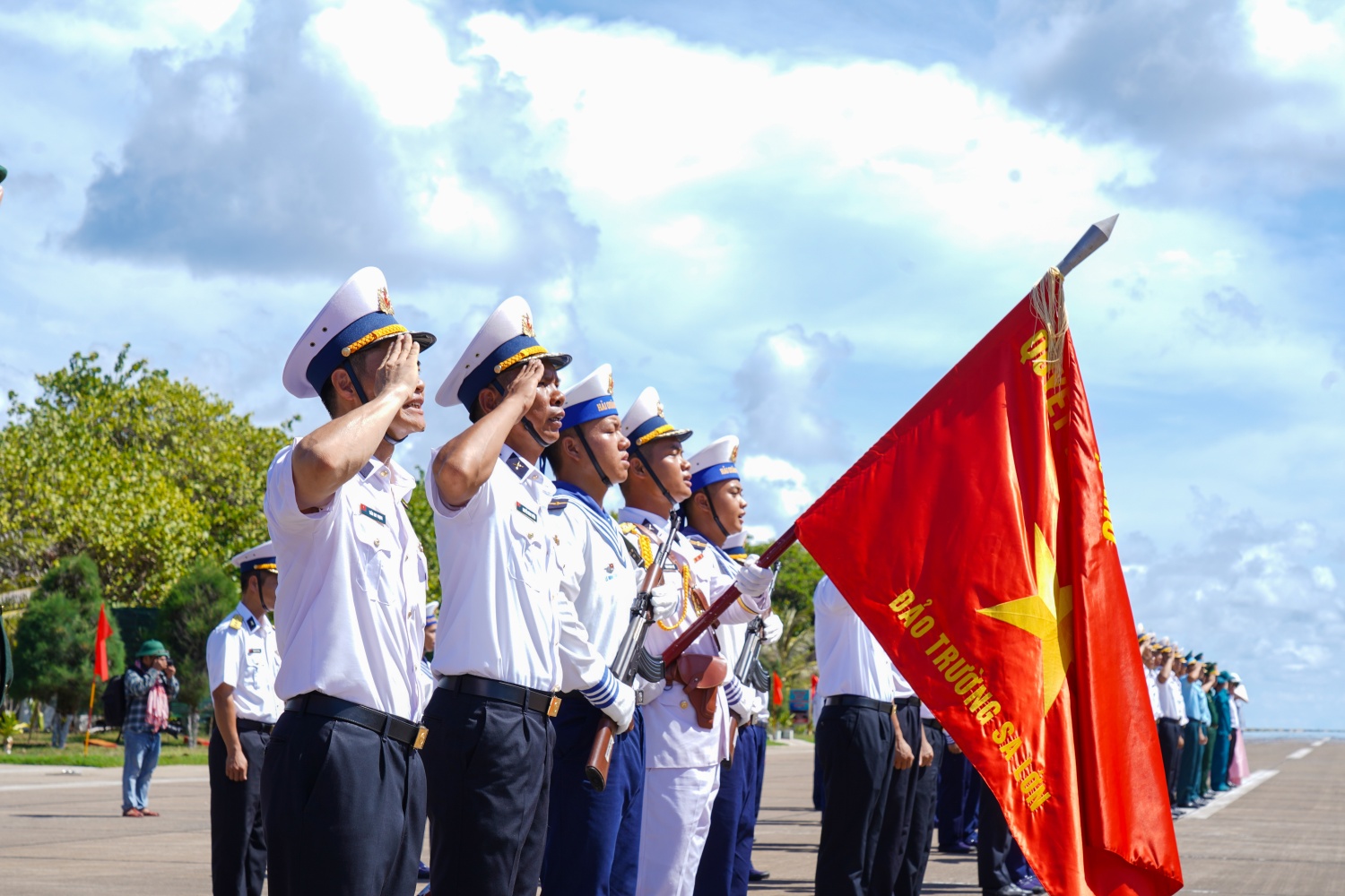 [Chùm ảnh] Lễ chào cờ thiêng liêng nơi đầu sóng Trường Sa