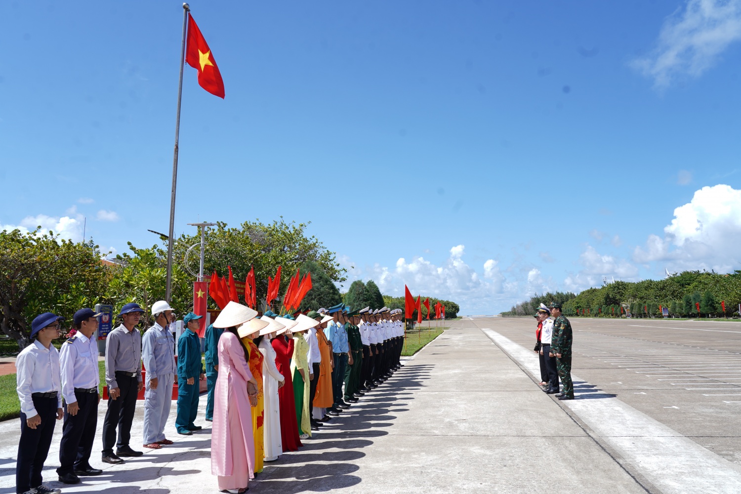 [Chùm ảnh] Lễ chào cờ thiêng liêng nơi đầu sóng Trường Sa
