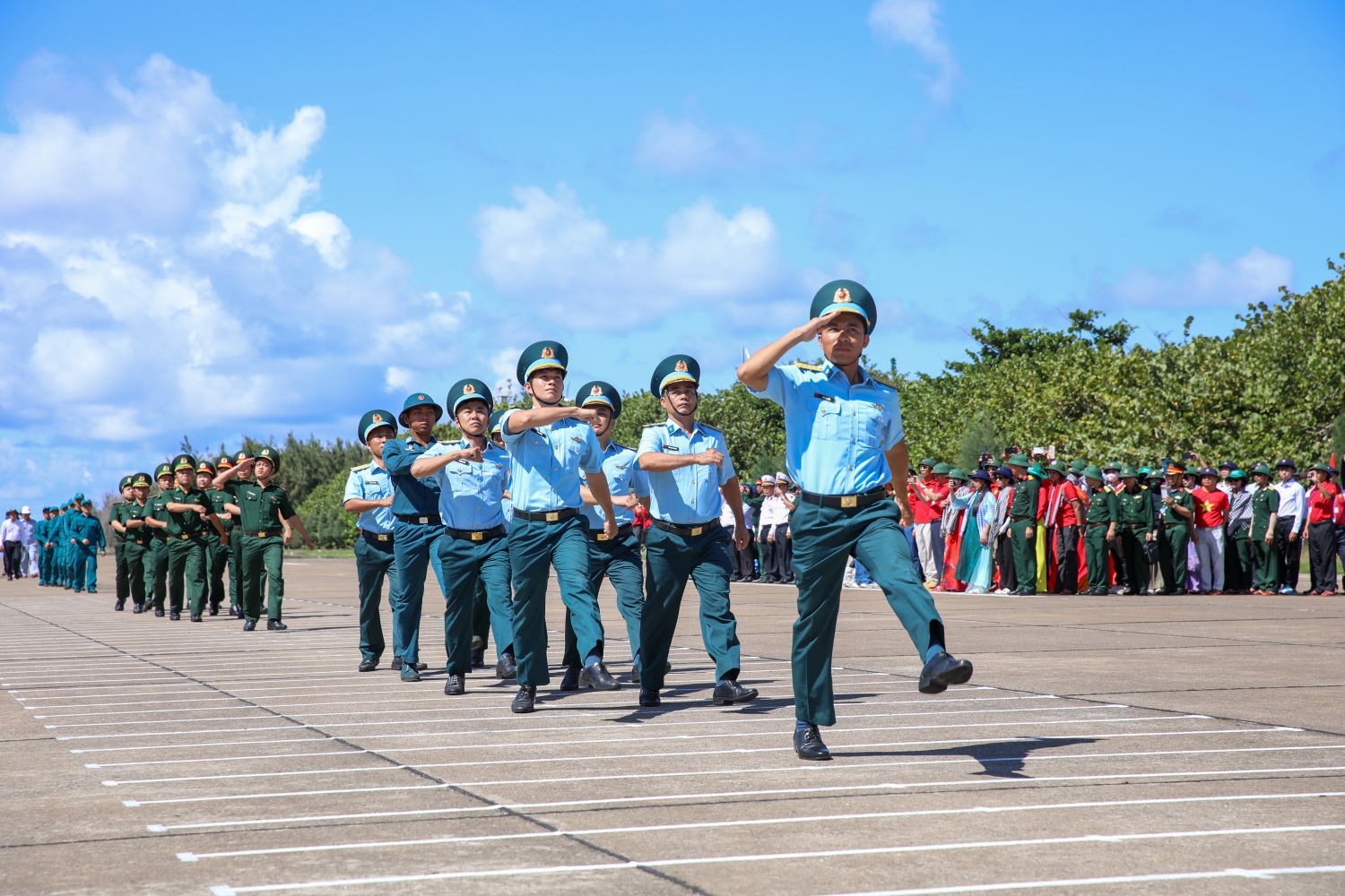[Chùm ảnh] Lễ chào cờ thiêng liêng nơi đầu sóng Trường Sa