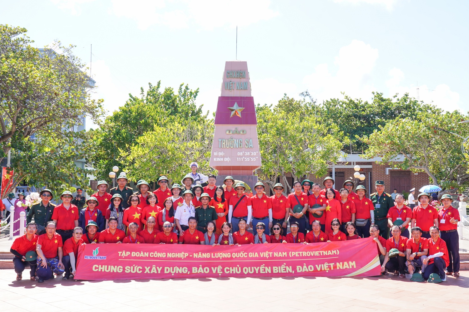 [Chùm ảnh] Lễ chào cờ thiêng liêng nơi đầu sóng Trường Sa