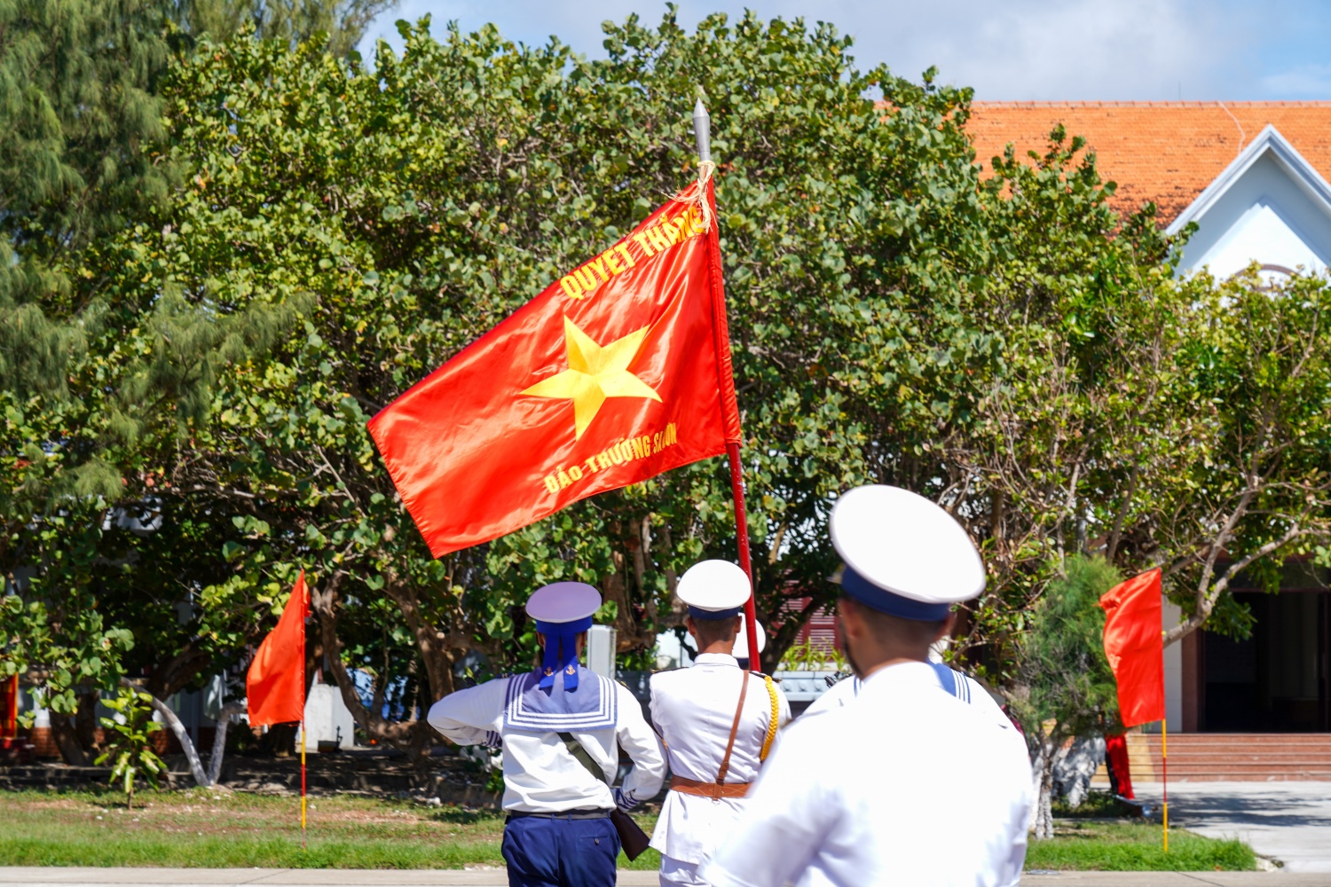 [Chùm ảnh] Lễ chào cờ thiêng liêng nơi đầu sóng Trường Sa