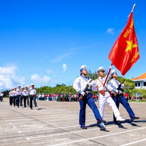 [Chùm ảnh] Lễ chào cờ thiêng liêng nơi đầu sóng Trường Sa