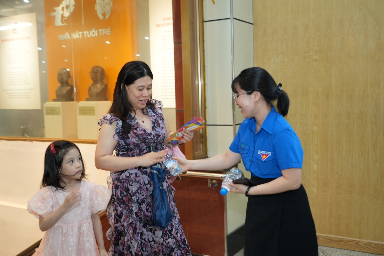 Đoàn Thanh niên Bộ máy QL&ĐH Petrovietnam phát nước cho cán bộ, con em đến xem kịch