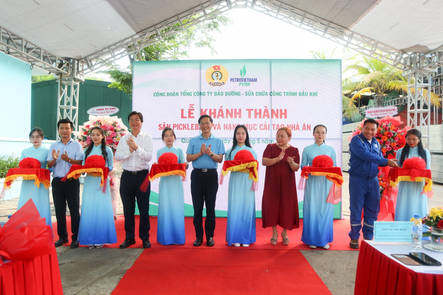Các đại biểu thực hiện nghi thức cắt băng khánh thành sân Pickleball và cải tạo nhà ăn phục vụ NLĐ thuộc PVMR tại khu vực miền Trung. Các đại biểu thực hiện nghi thức cắt băng khánh thành sân Pickleball và cải tạo nhà ăn phục vụ NLĐ thuộc PVMR tại khu vực miền Trung.