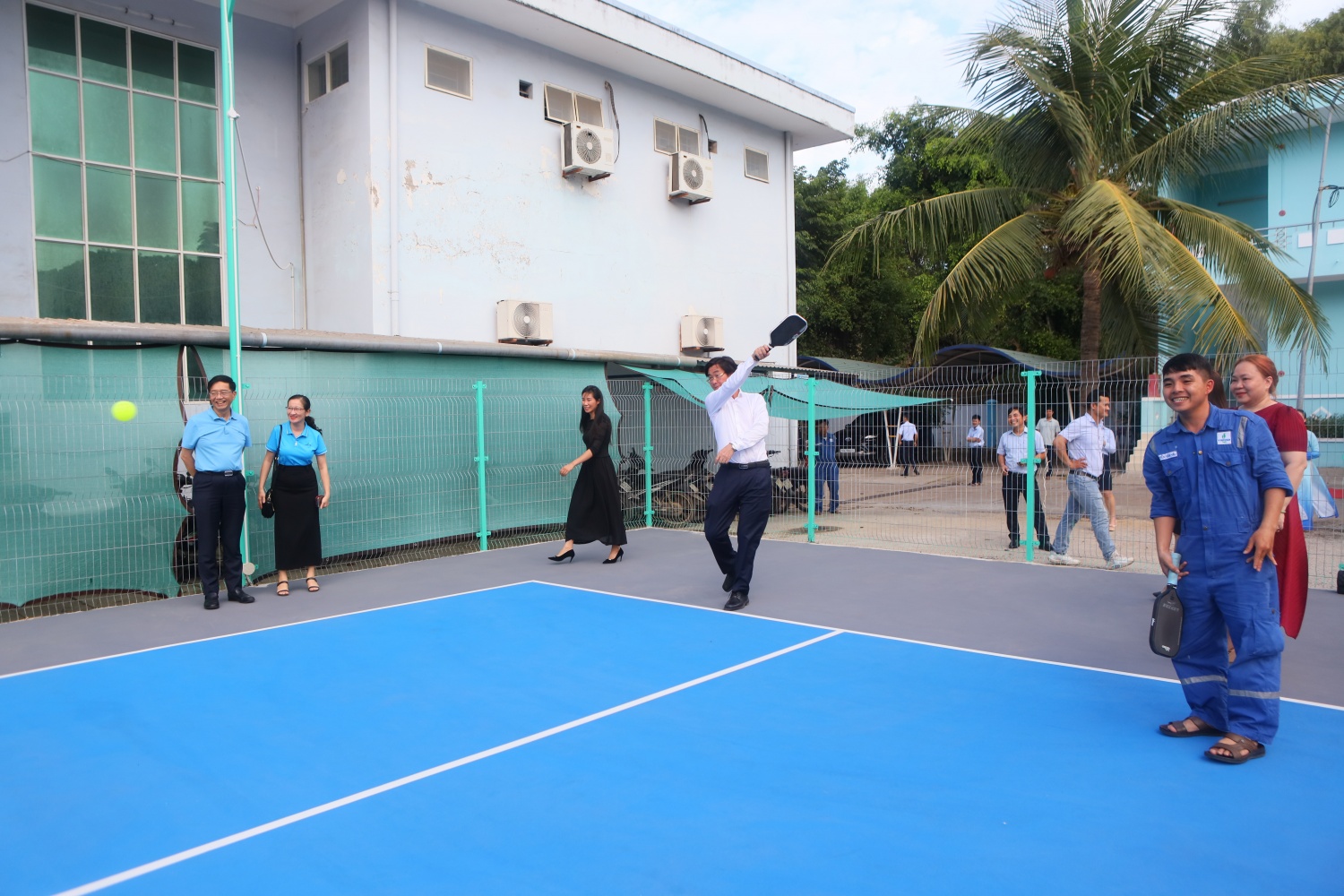 Chủ tịch Công đoàn Petrovietnam Nguyễn Mạnh Kha kiểm tra chất lượng sân Pickleball và tham gia giao lưu cùng NLĐ tại đơn vị. Chủ tịch Công đoàn Petrovietnam Nguyễn Mạnh Kha kiểm tra chất lượng sân Pickleball và tham gia giao lưu cùng NLĐ tại đơn vị.