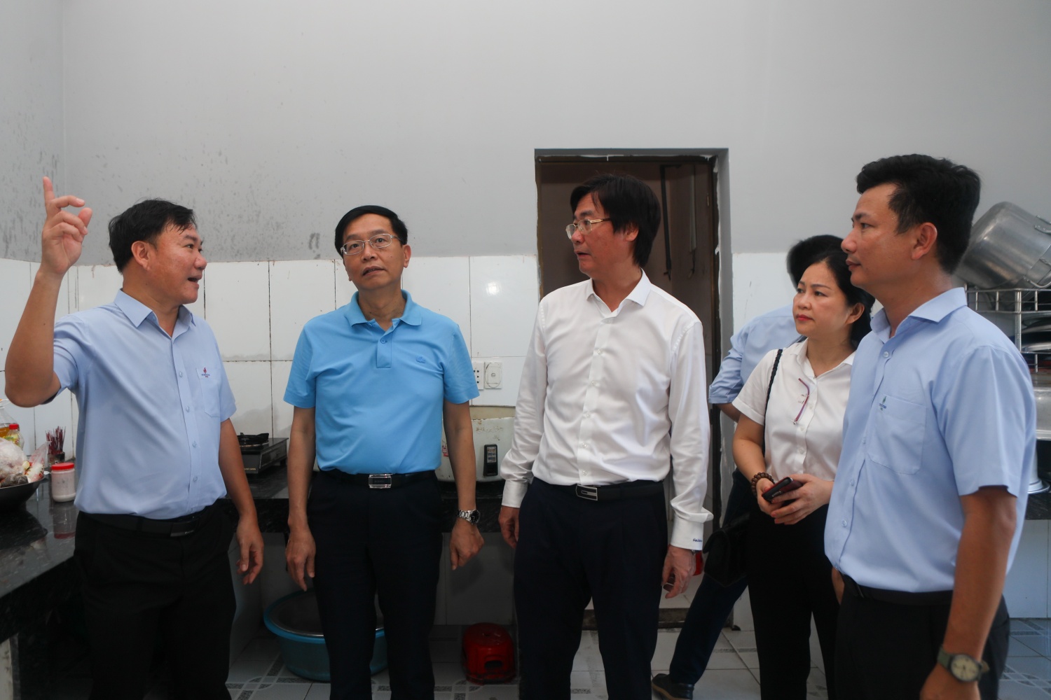 Đại diện Petrovietnam, Công đoàn Petrovietnam kiểm tra, khảo sát khu vực nhà bếp tại PMS. Đại diện Petrovietnam, Công đoàn Petrovietnam kiểm tra, khảo sát khu vực nhà bếp tại PMS.