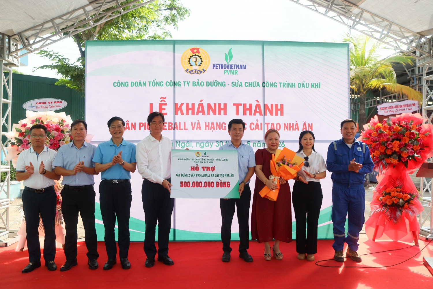 Đại diện Công đoàn Petrovietnam trao biển tượng trưng hỗ trợ số tiền 500 triệu đồng cho PVMR thực hiện các công trình phúc lợi tại khu vực miền Trung. Đại diện Công đoàn Petrovietnam trao biển tượng trưng hỗ trợ số tiền 500 triệu đồng cho PVMR thực hiện các công trình phúc lợi tại khu vực miền Trung.