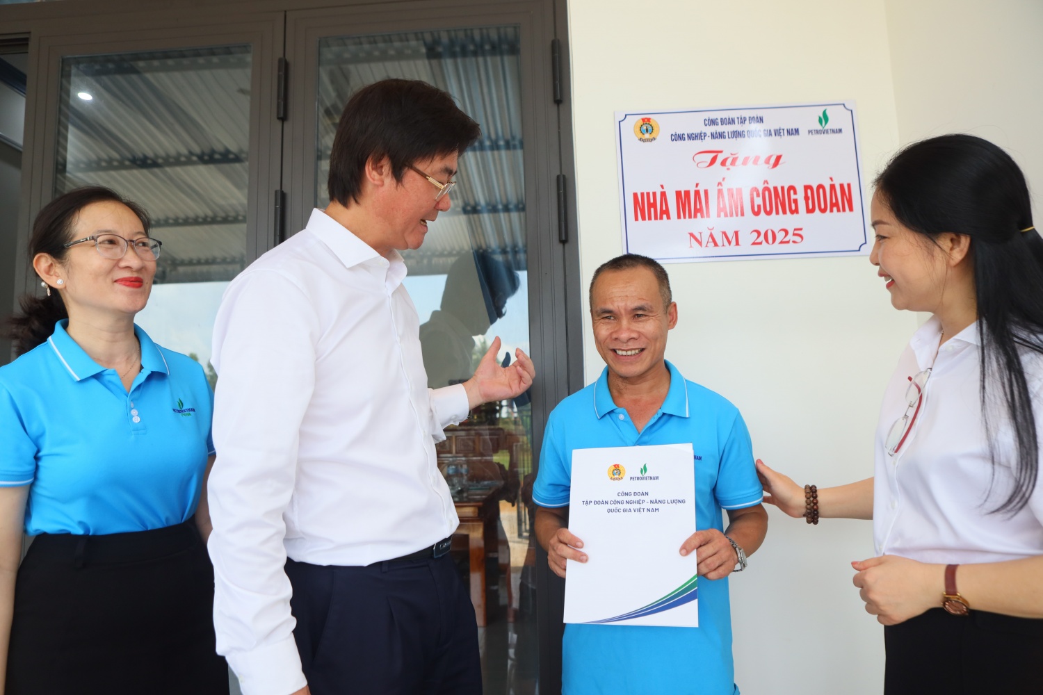 Petrovietnam trao “Mái ấm Công đoàn”, lan tỏa tinh thần sẻ chia đến người lao động tại miền Trung Petrovietnam trao “Mái ấm Công đoàn”, lan tỏa tinh thần sẻ chia đến người lao động tại miền Trung