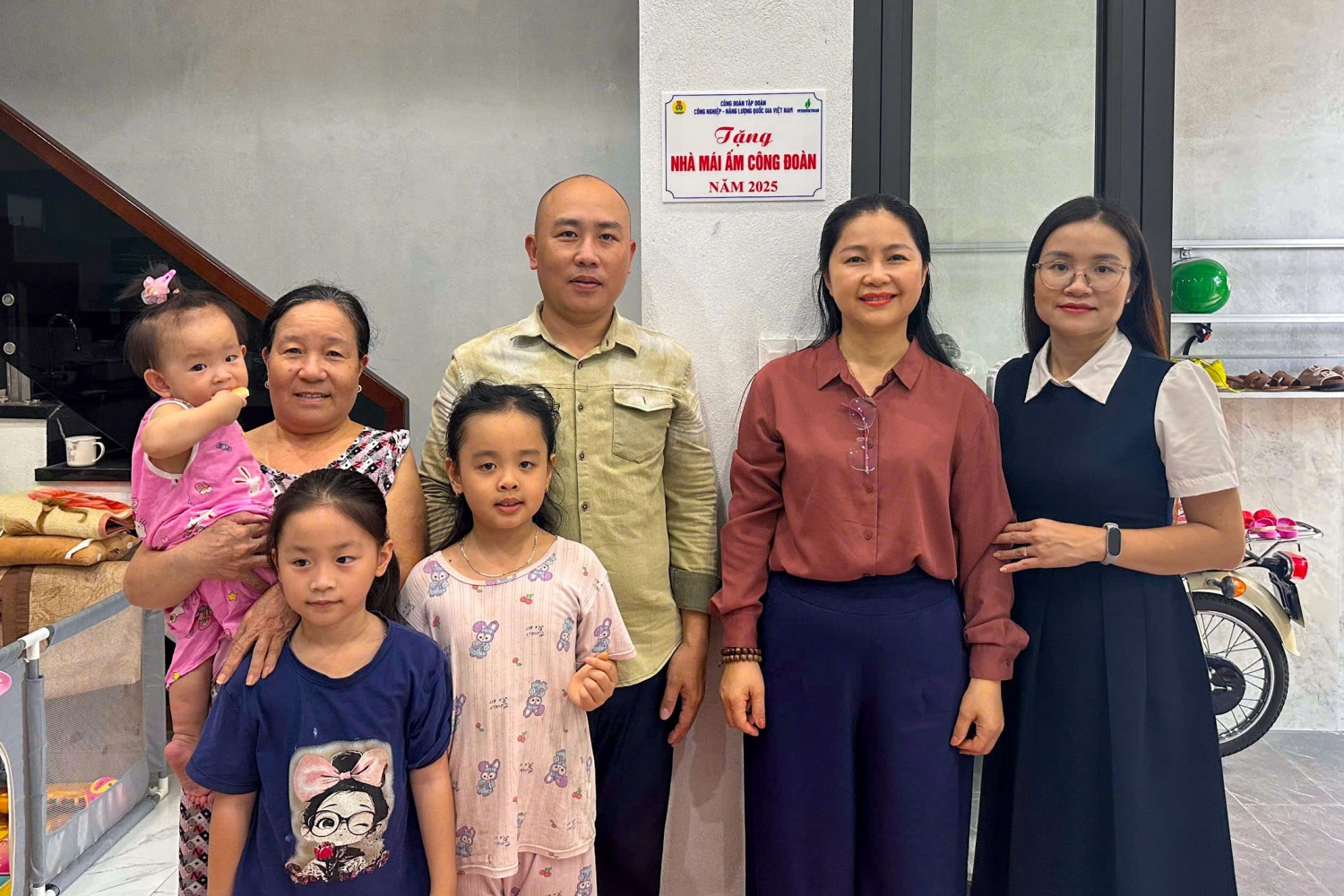 Petrovietnam trao “Mái ấm Công đoàn”, lan tỏa tinh thần sẻ chia đến người lao động tại miền Trung Petrovietnam trao “Mái ấm Công đoàn”, lan tỏa tinh thần sẻ chia đến người lao động tại miền Trung