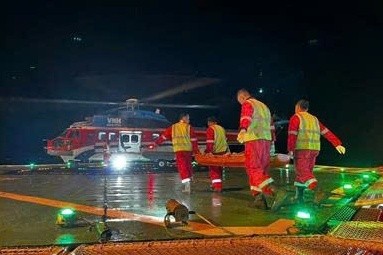 Giàn Đại Hùng kịp thời cấp cứu ngư dân gặp nạn trên biển