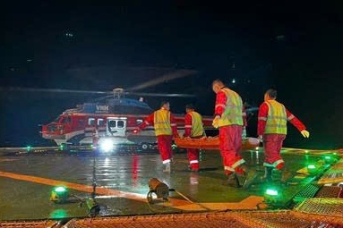 Giàn Đại Hùng kịp thời cấp cứu ngư dân gặp nạn trên biển