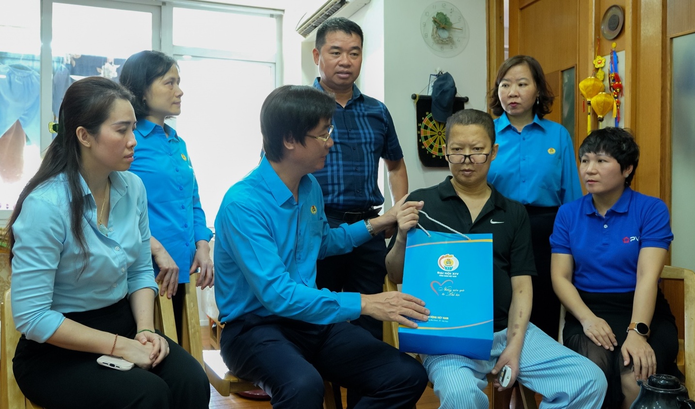 "Món quà Đại hội" lan tỏa yêu thương đến đoàn viên Petrovietnam có hoàn cảnh khó khăn