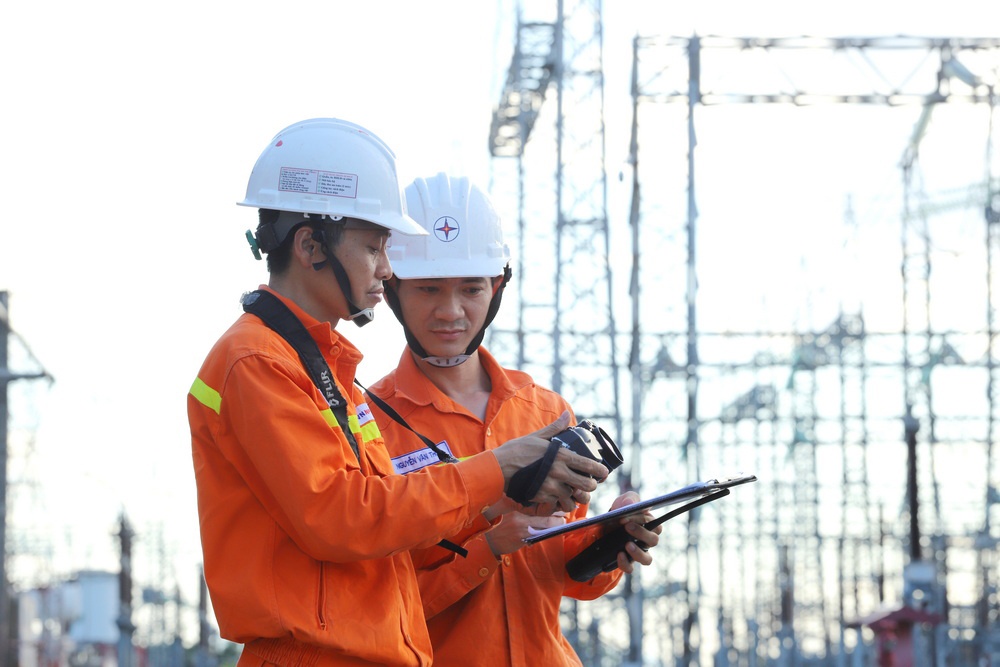 Vượt “phép thử” nắng nóng lịch sử, EVNNPT giữ vững huyết mạch truyền tải điện miền Bắc Vượt “phép thử” nắng nóng lịch sử, EVNNPT giữ vững huyết mạch truyền tải điện miền Bắc