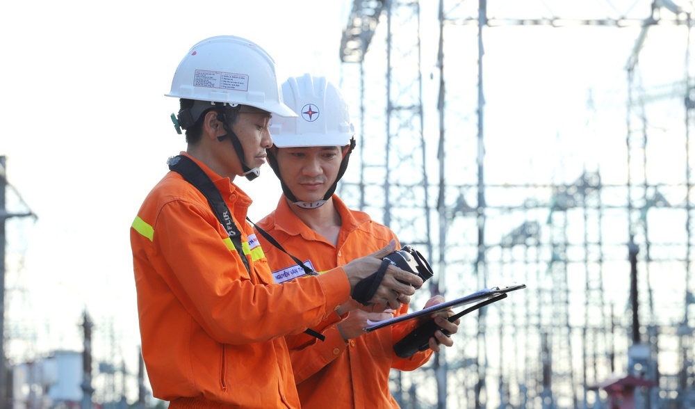 Vượt “phép thử” nắng nóng lịch sử, EVNNPT giữ vững huyết mạch truyền tải điện miền Bắc