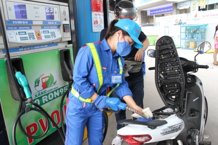 Giá xăng E10 được tính như thế nào khi thay thế xăng khoáng?