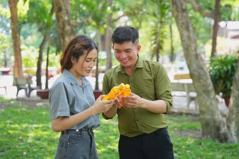 Giữa nắng nóng, nhiều người trẻ hào hứng xé nhãn chai nước sau khi giải khát Giữa nắng nóng, nhiều người trẻ hào hứng xé nhãn chai nước sau khi giải khát