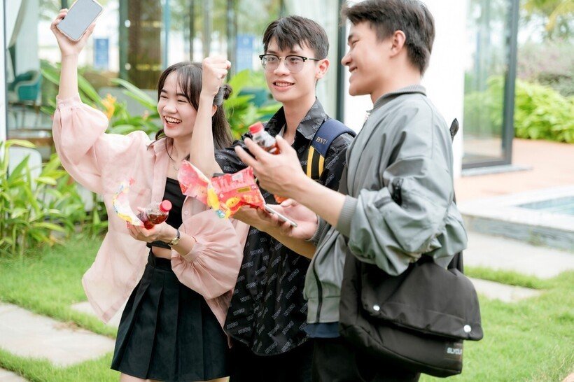 Giữa nắng nóng, nhiều người trẻ hào hứng xé nhãn chai nước sau khi giải khát Giữa nắng nóng, nhiều người trẻ hào hứng xé nhãn chai nước sau khi giải khát