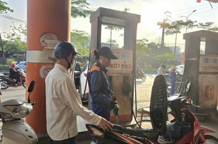 Xăng E10 ra thị trường: Cửa hàng chuyển đổi từng bước, người dân dần hưởng ứng