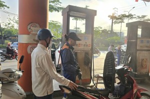 Xăng E10 ra thị trường: Cửa hàng chuyển đổi từng bước, người dân dần hưởng ứng