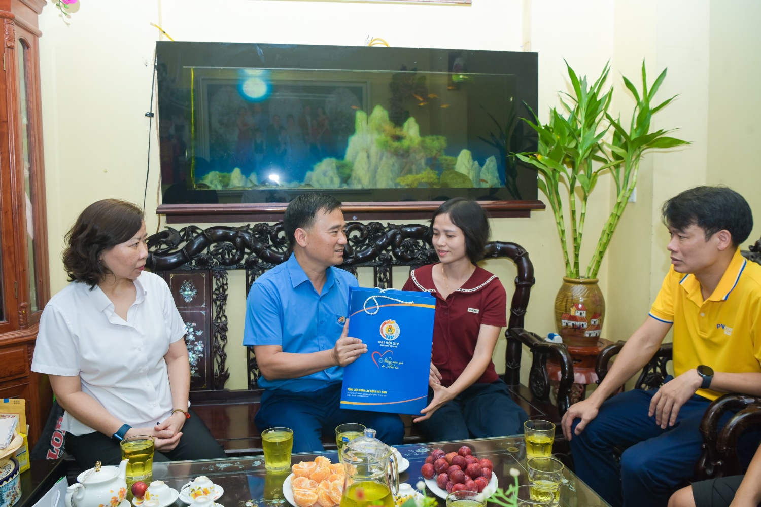 Những món quà từ Đại hội lan tỏa yêu thương đến đoàn viên Petrovietnam mắc bệnh hiểm nghèo Những món quà từ Đại hội lan tỏa yêu thương đến đoàn viên Petrovietnam mắc bệnh hiểm nghèo